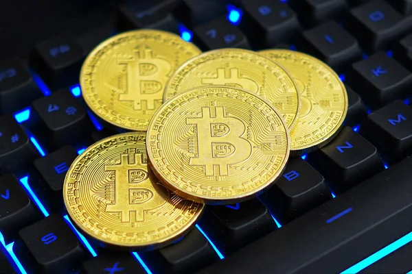 Bitcoin Pada Keyboard Komputer Latar Belakang Simbol Uang Virtual Elektronik — Stok Foto