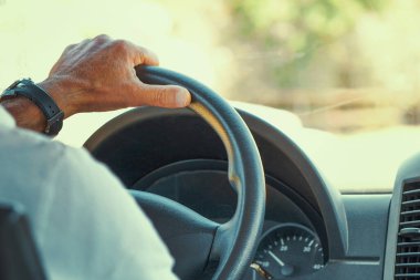 Taksi şoförü direksiyonu ve yolcu taksisi kavramı. Modern bir otobüste sürücünün elleri