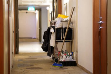 Oteldeki temizlik arabasıyla.