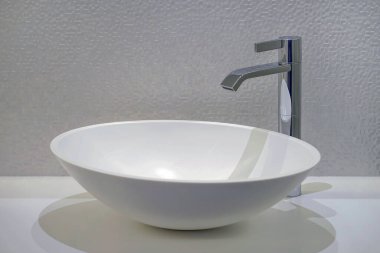 Lavabo ve musluğun modern iç tasarımı