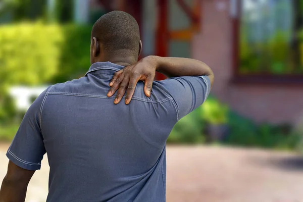 Homme Africain Souffrant Douleurs Aux Épaules Inflammation Articulaire Arthrite Dans — Photo