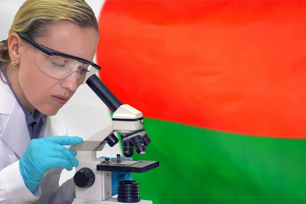 Kobiety Biochemik Mieszania Substancji Badania Pod Mikroskopem Tle Flagi Madagaskaru — Zdjęcie stockowe