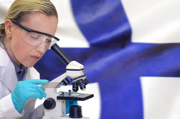 Kobiety Biochemik Mieszające Substancje Badania Pod Mikroskopem Tle Flagi Finlandii — Zdjęcie stockowe