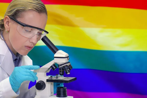 Kobiety Biochemik Mieszania Substancji Badania Pod Mikroskopem Lgbt Tło Tęczy — Zdjęcie stockowe