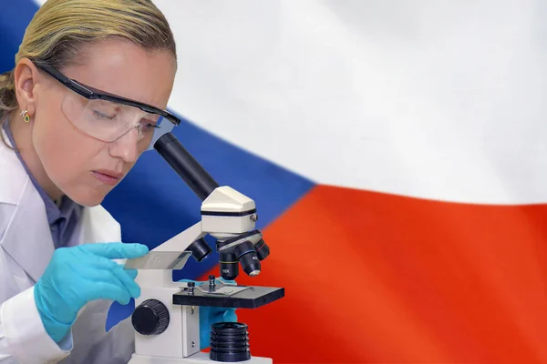 Kobiety Biochemik Mieszania Substancji Badania Pod Mikroskopem Tle Flagi Republiki — Zdjęcie stockowe
