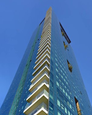 Tel Aviv, İsrail 'deki mavi gökyüzünde Park Bavli Kulesi' nde ikamet eden bina. 22 Kasım 2025