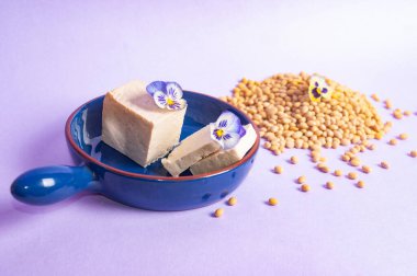 Soya fasulyesi ve soya sütü yerine vejetaryen vejetaryen minimalist fotokopi alanı negatif uzay pastel mor arka plan besin tarzı ilham kaynağı.