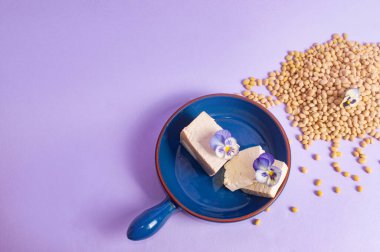 Soya fasulyesi ve soya sütü yerine vejetaryen vejetaryen minimalist fotokopi alanı negatif uzay pastel mor arka plan besin tarzı ilham kaynağı.