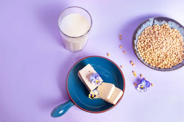 Soya fasulyesi ve soya sütü yerine vejetaryen vejetaryen minimalist fotokopi alanı negatif uzay pastel mor arka plan besin tarzı ilham kaynağı.