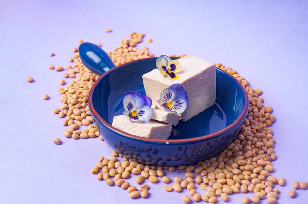 Соевые бобы тофу и соевое молоко заменят вегетарианское минималистичное вегетарианское пространство для копирования негативное пространство пастельно-фиолетовое ваксовое питание стиль вдохновения