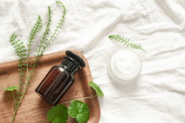 Sürdürülebilirlik konsepti kozmetik arka plan kahverengi cam peçe ile düz yeşil güzellik blog kavramı yatıyordu