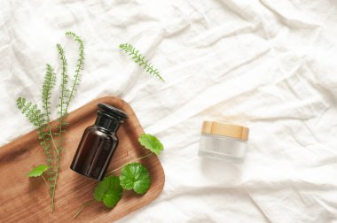 Sürdürülebilirlik konsepti kozmetik arka plan kahverengi cam peçe ile düz yeşil güzellik blog kavramı yatıyordu