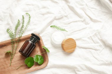 Sürdürülebilirlik konsepti kozmetik arka plan kahverengi cam peçe ile düz yeşil güzellik blog kavramı yatıyordu