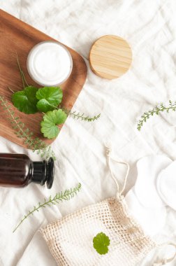 Sürdürülebilirlik konsepti kozmetik arka plan kahverengi cam peçe ile düz yeşil güzellik blog kavramı yatıyordu