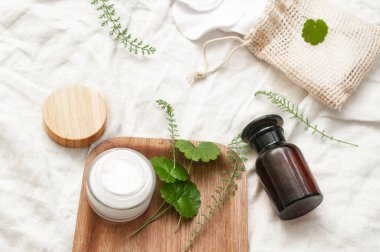 Sürdürülebilirlik konsepti kozmetik arka plan kahverengi cam peçe ile düz yeşil güzellik blog kavramı yatıyordu