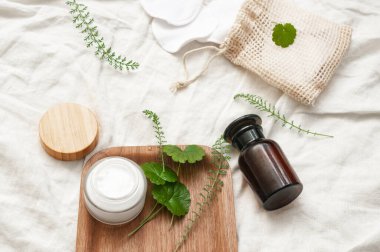 Sürdürülebilirlik konsepti kozmetik arka plan kahverengi cam peçe ile düz yeşil güzellik blog kavramı yatıyordu