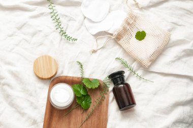 Sürdürülebilirlik konsepti kozmetik arka plan kahverengi cam peçe ile düz yeşil güzellik blog kavramı yatıyordu