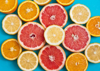 Masanın üzerinde turuncu