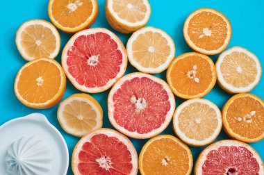 Bir tablo üzerinde sulu narenciye