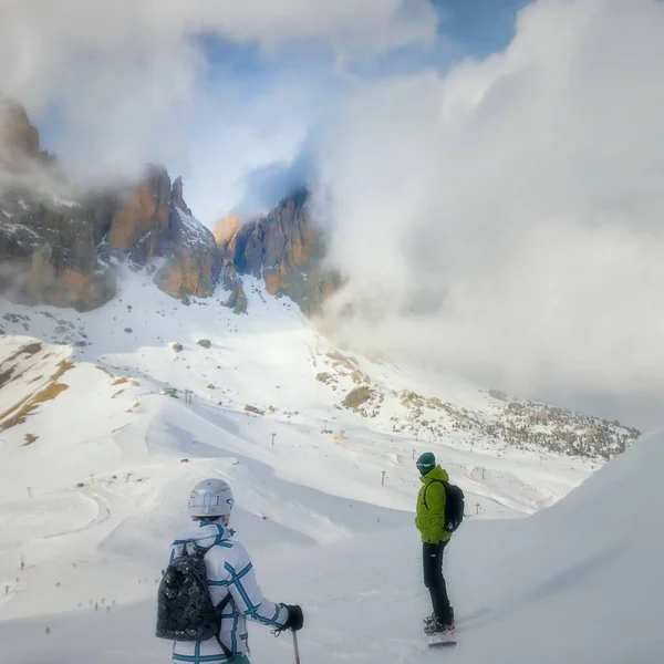 Twee Wintersporters Kijken Weg Van Camera Bij Wolk Bedekte Indrukwekkende — Stockfoto