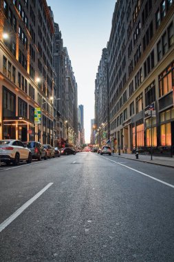 Manhattan izlenimleri, New York şehir merkezindeki eski binalar arasındaki boş cadde