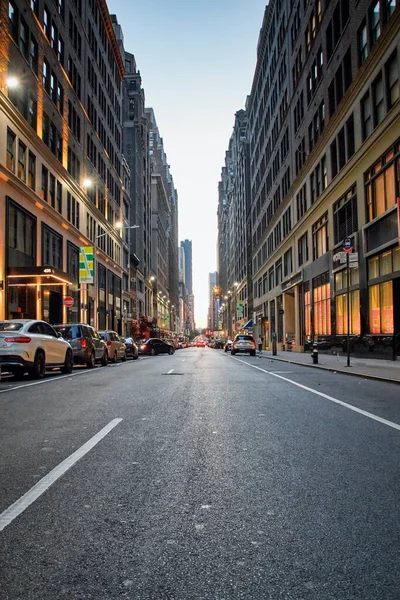 Manhattan izlenimleri, New York şehir merkezindeki eski binalar arasındaki boş cadde
