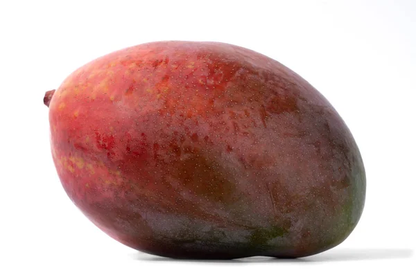 Mango frukt isolerad på vit bakgrund. Klippvägen. Enkel mogen mango frukt isolerad över den vita bakgrunden. — Stockfoto