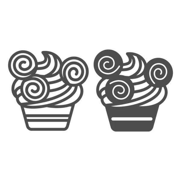 Cupcake con glaseado, crema batida y lollipops línea e icono sólido, concepto de pastelería, signo de vector de magdalena sobre fondo blanco, icono de estilo de esquema para el concepto móvil y diseño web. Gráficos vectoriales. — Archivo Imágenes Vectoriales