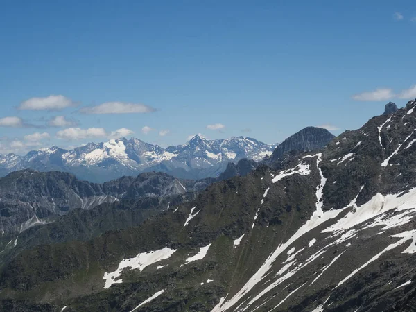 Kilátás Simmingjochl hegyi nyereg éles hófödte csúcsok Stubai túraútvonal, Stubai Hohenweg, alpesi táj Tirol, Stubai-Alpok, Ausztria. Nyári kék ég — Stock Fotó