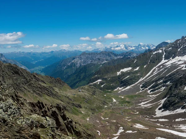 Widok z siodła górskiego Simmingjochl na ostre ośnieżone szczyty na szlaku turystycznym Stubai, Stubai Hohenweg, Alpejski krajobraz Tyrolu, Alpy Stubai, Austria. Lato błękitne niebo — Zdjęcie stockowe