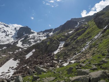 Stubai yürüyüş parkurundaki karlı dağların manzarası, Stubai Hohenweg, Tyrol, Stubai Alpleri 'nin Alp arazisi, Avusturya. Yaz masmavi gökyüzü