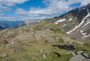Bremer Hutte 'den Stubai Vadisi' nin yaz manzarası. Stubai Hohenweg, kaya, kaya ve dağ zirveleri. Tyrol Alpleri, Avusturya