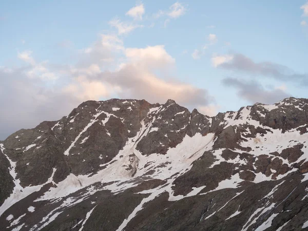 Vista nocturna y dorada de los picos nevados de las montañas en la ruta de senderismo, Stubai Hohenweg, Alpes Tirol, Austria —  Fotos de Stock