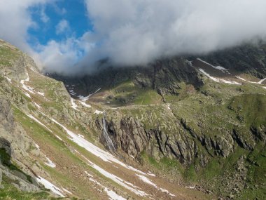 Vahşi nehir manzarası, yürüyüş yolunda eriyen buzdan gelen şelale, Stubai Hohenweg Tyrol, Avusturya Alpleri