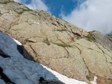 Dik taş duvar ve kar tarlası ferrata ile korunan tırmanma rotası Stubai yürüyüş yolu, Stubai Hohenweg, Tyrol Alps, Avusturya