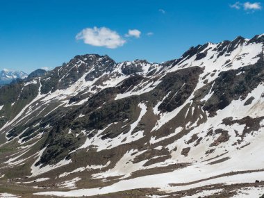 Simmingjochl dağından Stubai yürüyüş parkurundaki keskin karlı tepeler, Stubai Hohenweg, Tyrol, Stubai Alps, Avusturya 'nın Alp manzarası. Yaz masmavi gökyüzü