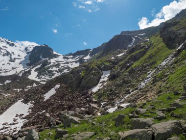 Stubai yürüyüş parkurundaki karlı dağların manzarası, Stubai Hohenweg, Tyrol, Stubai Alpleri 'nin Alp arazisi, Avusturya. Yaz masmavi gökyüzü
