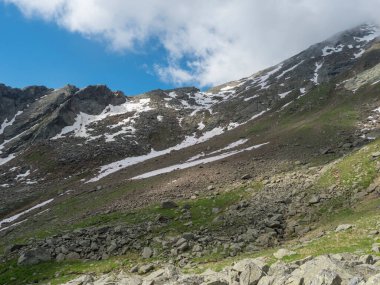 Stubai yürüyüş parkurunda dik kayalık patika, Stubai Hohenweg, Tyrol Alps, Avusturya, yaz mavi gökyüzü