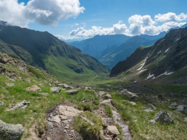 Nehrin kıvrımlı akıntısı ile güzel yeşil yaz dağları vadisi. Stubai yürüyüş parkuru, Stubai Hohenweg at Tyrol, Avusturya Alpleri