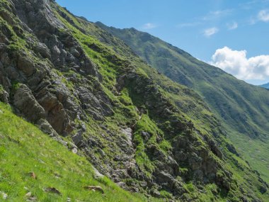 Ferrata üzerinden dik çimli kaya yüzeyi, korunan tırmanma yolu, Stubai yürüyüş yolu, Stubai Hohenweg, Tyrol Alps, Avusturya