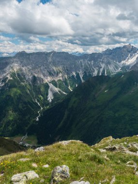Gschnitztal Vadisi 'ndeki Pramarnspitze eyeri ve Stubai yürüyüş parkurundaki kar kaplı dağ manzarası, Stubai Hohenweg, Tyrol Alps, Avusturya' nın Alp manzarası. Yazın mavi gökyüzü, beyaz bulutlar