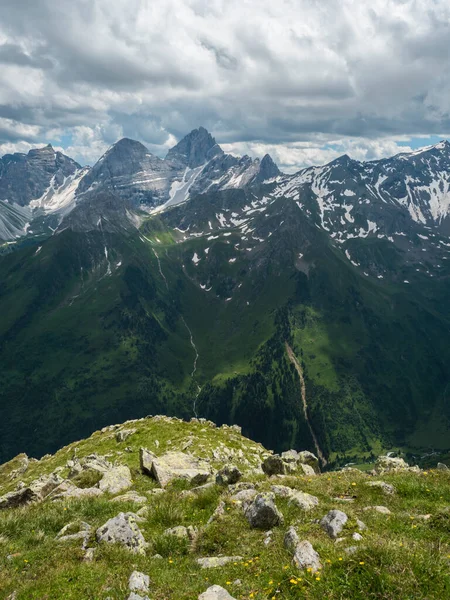 Kilátás a Pramarnspitze nyeregből a Gschnitztal-völgyben és hófödte panoráma a Stubai túraútvonalon, Stubai Hohenweg, Alpesi táj Tiroli-Alpokban, Ausztria. Nyári kék ég, fehér felhők — Stock Fotó