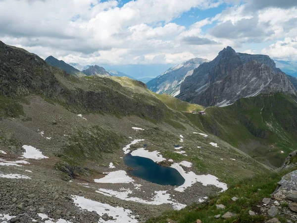 Vista sobre Alfairsee lago de montanha azul e Innsbrucker Hutte cabana de montanha com moutain pico panorama em Stubai trilha de caminhadas, Stubai Hohenweg, Tirol Alps, Áustria. Verão céu azul, nuvens brancas — Fotografia de Stock