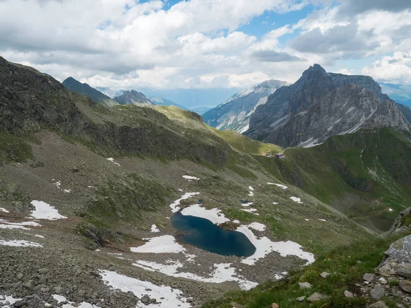 Widok na błękitne jezioro Alfairsee i górską chatkę Innsbrucker Hutte z panoramą szczytu na szlaku turystycznym Stubai, Stubai Hohenweg, Alpy Tyrolskie, Austria. Lato błękitne niebo, białe chmury — Zdjęcie stockowe