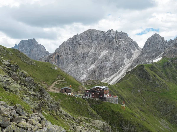 Widok na schronisko górskie Innsbrucker Hutte z panoramą szczytu na szlaku turystycznym Stubai, Stubai Hohenweg, Alpy Tyrolskie, Austria. Lato błękitne niebo, białe chmury — Zdjęcie stockowe