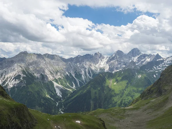 Kilátás Innsbrucker Hutte hófödte csúcsok moutain panoráma Stubai túraútvonal, Stubai Hohenweg, alpesi táj Tirol Alpok, Ausztria. Nyári kék ég, fehér felhők — Stock Fotó