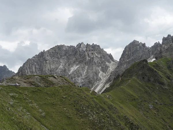Vista sobre Pinnisjoch sela e moutain pico panorama em Stubai trilha caminhadas, Stubai Hohenweg, paisagem alpina do Tirol Alps, Áustria. Verão céu azul, nuvens brancas — Fotografia de Stock