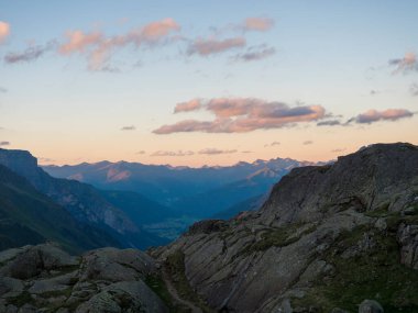 Bremer Hutte, Stubai Hohenweg, Rock, Boulders ve Moutain Peaks 'teki Stubai Vadisi' nin akşamüstü manzarası. Tyrol Alpleri, Avusturya