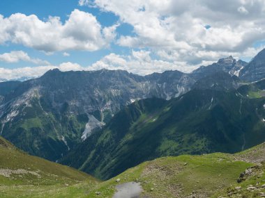 Pramarnspitze 'den Stubai yürüyüş parkurundaki kar kaplı dağ manzarası, Stubai Hohenweg, Tyrol Alps, Avusturya' nın Alp manzarası. Yazın mavi gökyüzü, beyaz bulutlar