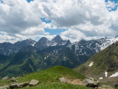 Pramarnspitze 'den Stubai yürüyüş parkurundaki kar kaplı dağ manzarası, Stubai Hohenweg, Tyrol Alps, Avusturya' nın Alp manzarası. Yazın mavi gökyüzü, beyaz bulutlar